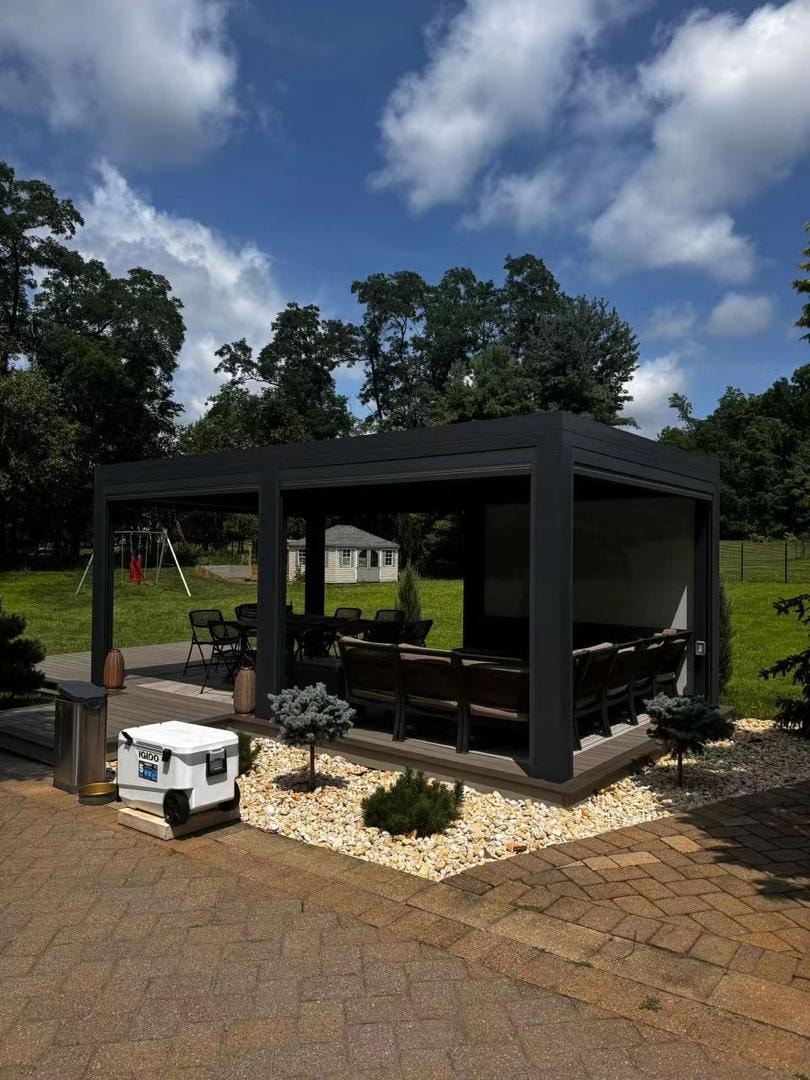 Outdoor living installation